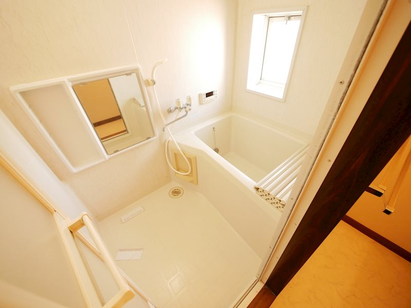 バス・シャワールーム　便利な追焚き給湯付き！