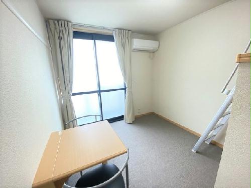 その他　お部屋によって絨毯の色が異なります