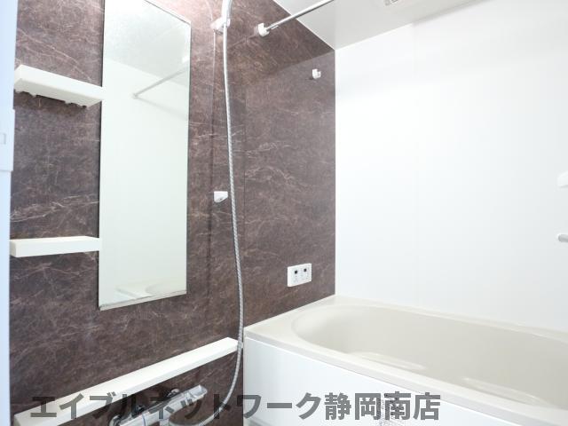 バス・シャワールーム　落ち着いた空間のお風呂です