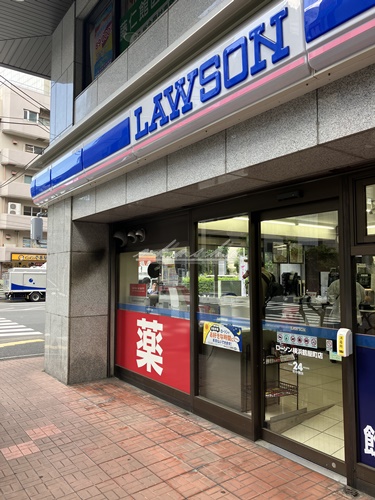 コンビニ　ローソン 横浜鶴屋町店（コンビニ）まで108m