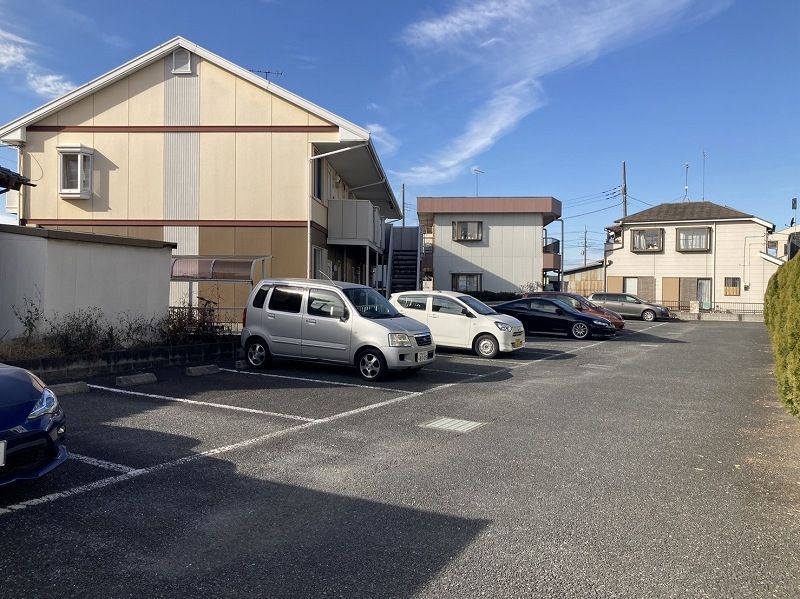 【羽生市東のアパートの駐車場】