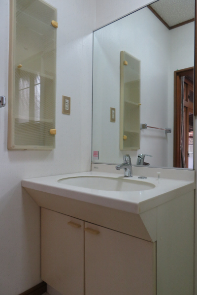 洗面設備　小物入れ付