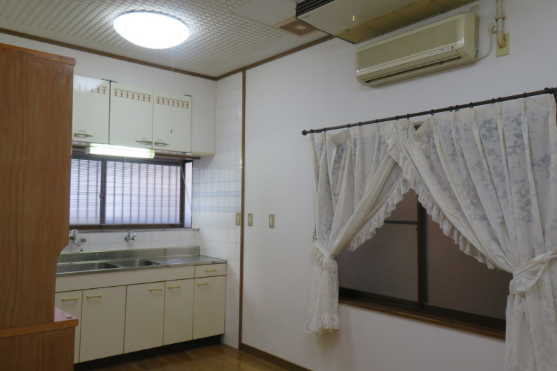 居室・リビング　ＤＫ７．０　帖　照明器具付　エアコンは残置物です