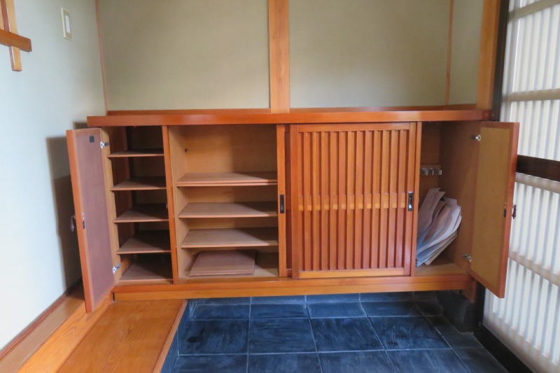 玄関　１階下駄箱付