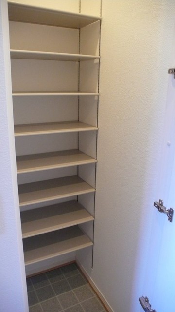 玄関　収納たっぷりの下駄箱付