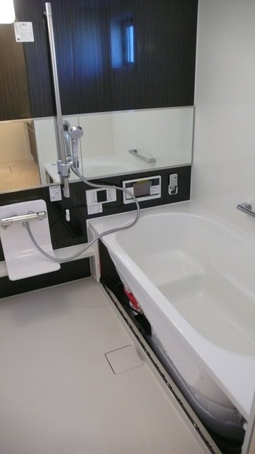 バス・シャワールーム　１坪タイプのお風呂で足をゆったり伸ばして入れますよ（浴室テレ