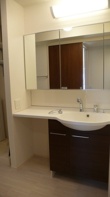 洗面設備　鏡の大きいカウンタータイプの洗髪洗面化粧台