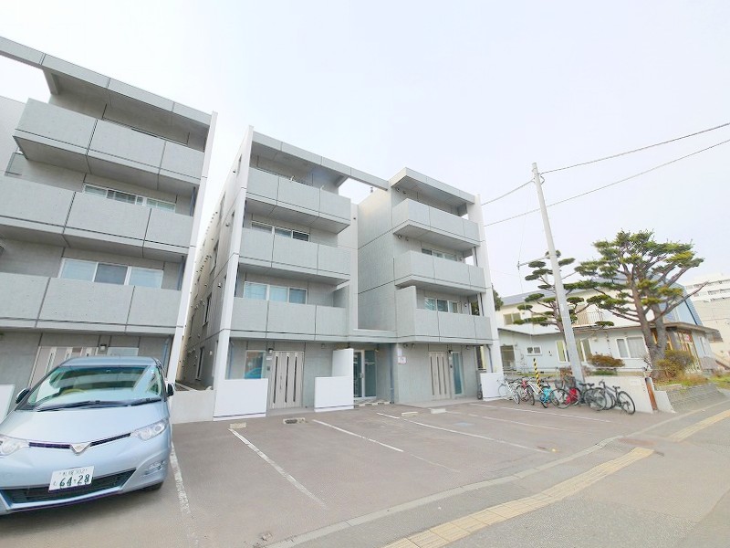 建物外観　12号線沿いに建ち、商業施設が近く利便性の良い立地です♪