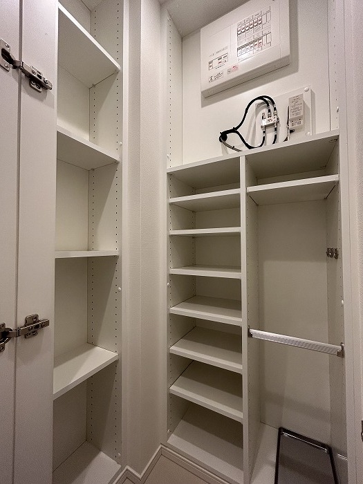 玄関　※写真は類似間取り別部屋。色味等異なる場合があります。