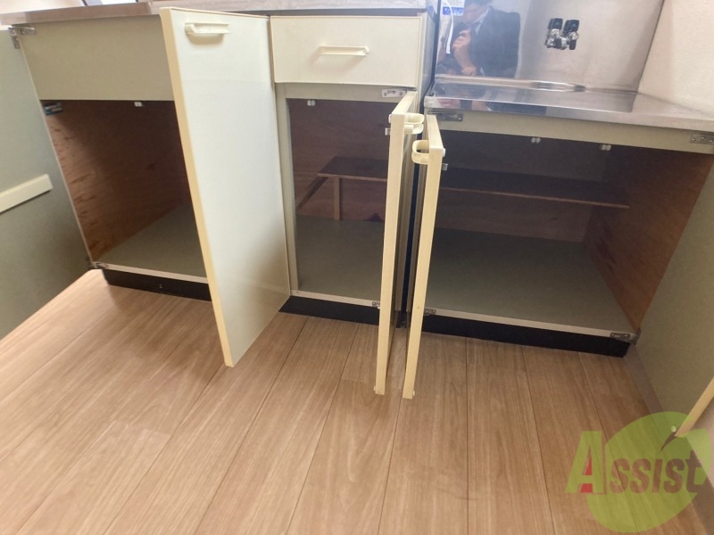 収納　キッチン下の収納はこちら。食器などを収納できます。