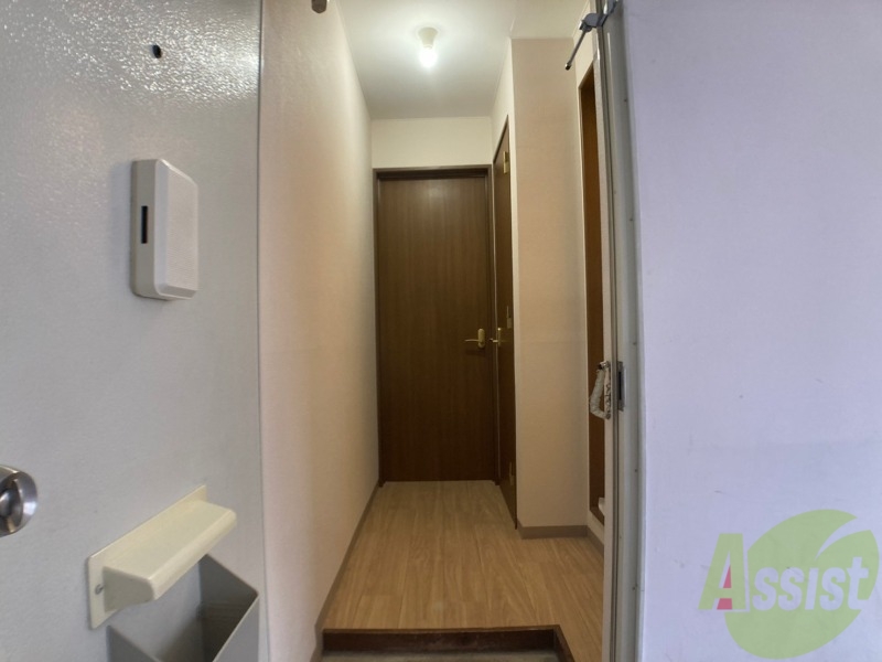 玄関　廊下の様子です。幅も狭くなく、利用しやすいですよ。