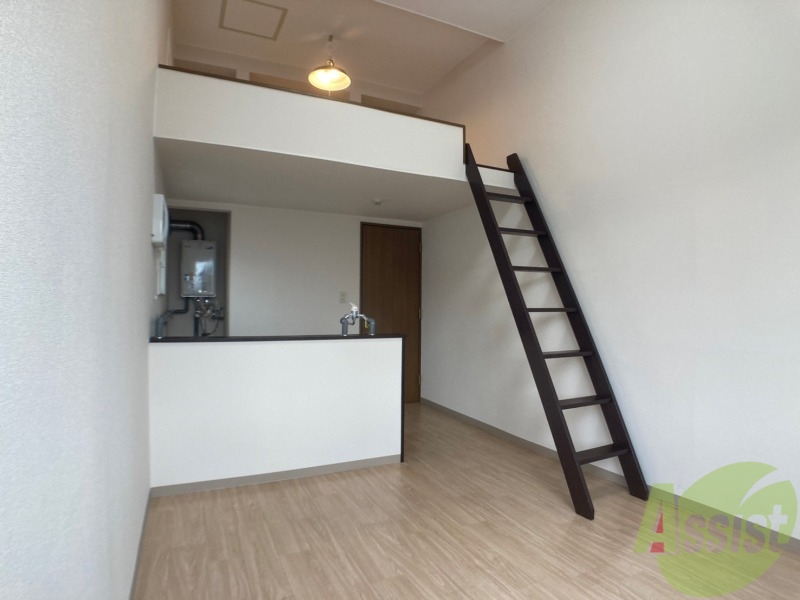 居室・リビング　８帖の洋室です。広々として、きれいですね。