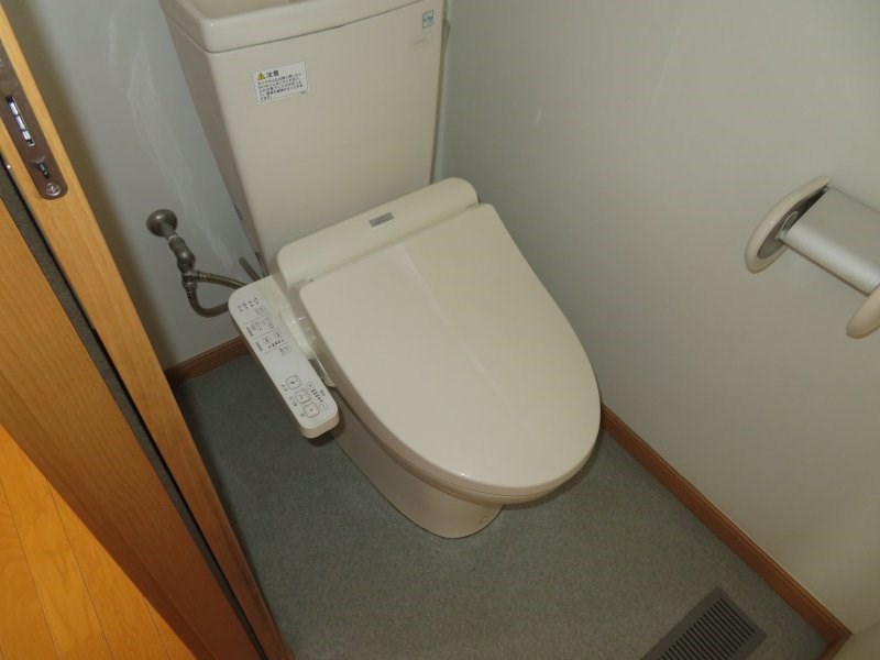 トイレ　トイレには快適な温水洗浄便座付