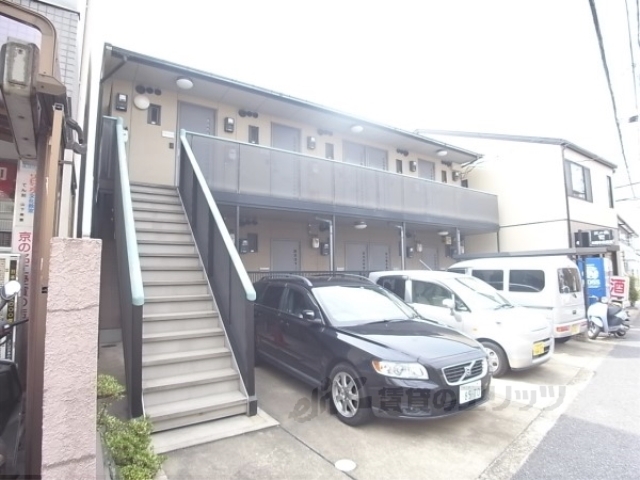 京都市西京区御陵溝浦町のアパートの建物外観