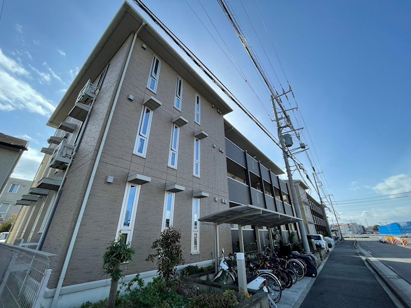 藤沢市菖蒲沢のアパートの建物外観