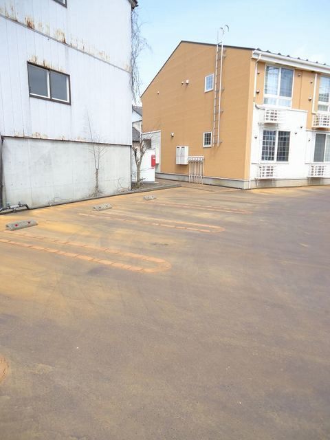 【長岡市寿のアパートの駐車場】