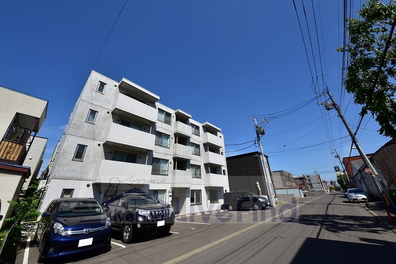 札幌市豊平区豊平一条のマンションの建物外観