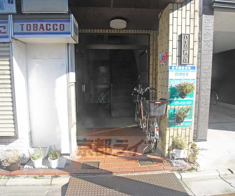 エントランス　階段すぐです。