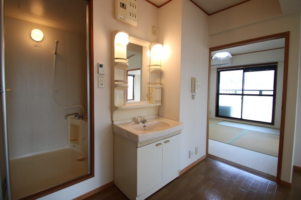 洗面設備　隣接の和室は洋間に変わっています