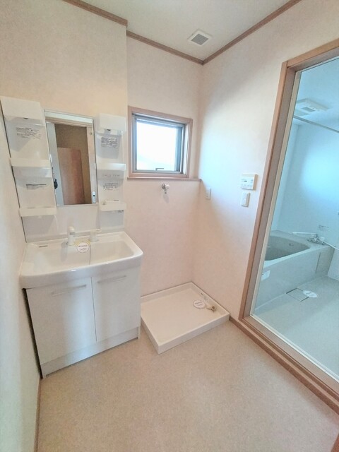 洗面設備　★★洗面所には身支度に便利な洗面化粧台があります♪★★