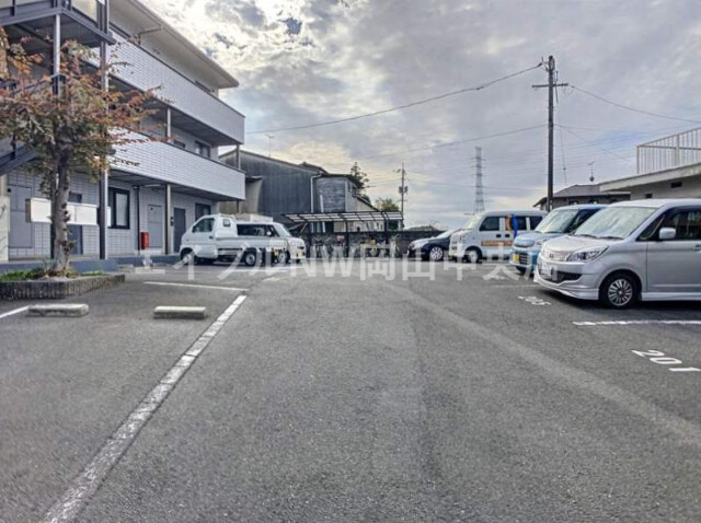 【岡山市北区矢坂本町のアパートの駐車場】