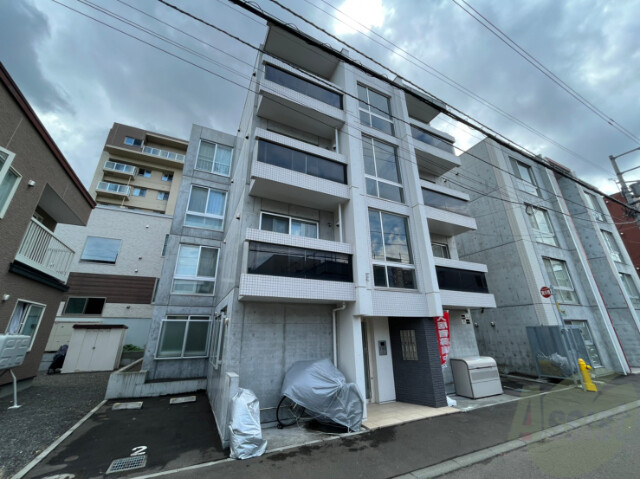 【札幌市北区新琴似八条のマンションの建物外観】