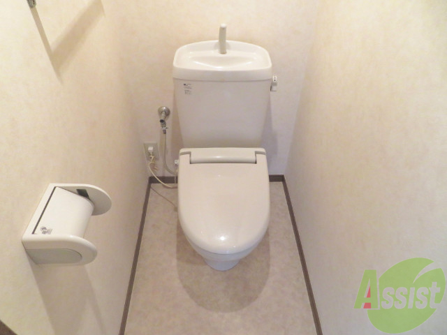 トイレ　トイレはこちらウォシュレット付きになりますね。