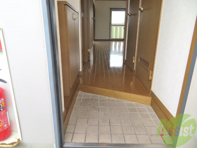 玄関　玄関は広々して靴の脱ぎ履きもしやすそうですよ