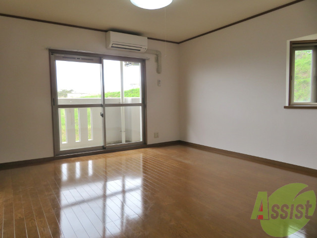 居室・リビング　日差しがたっぷり入る明るいお部屋ですよ。