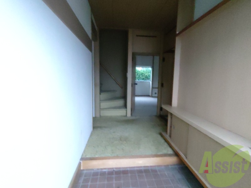 玄関　玄関からの様子です。綺麗なフローリングが広がっています。