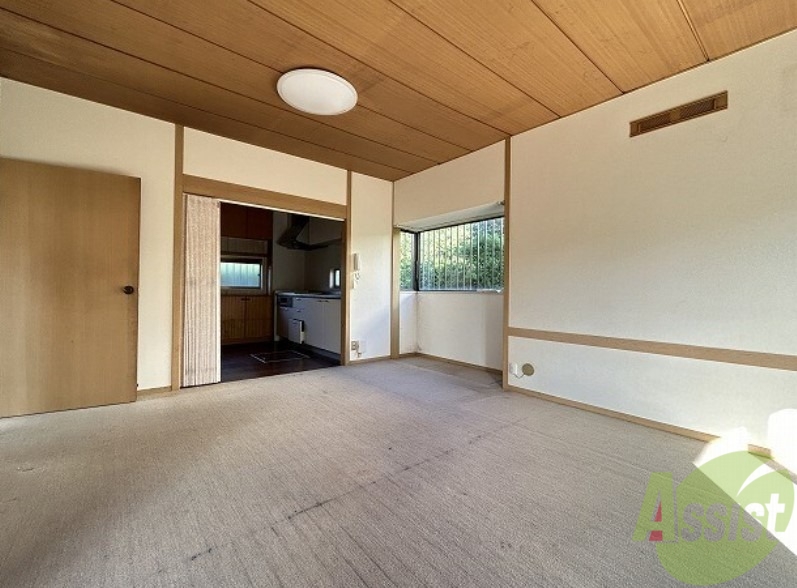 居室・リビング　広くきれいなリビングは明るい光も良く差します。