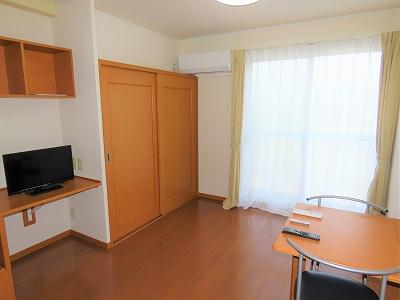 居室・リビング　カーテンやテーブル、テレビも備え付けです