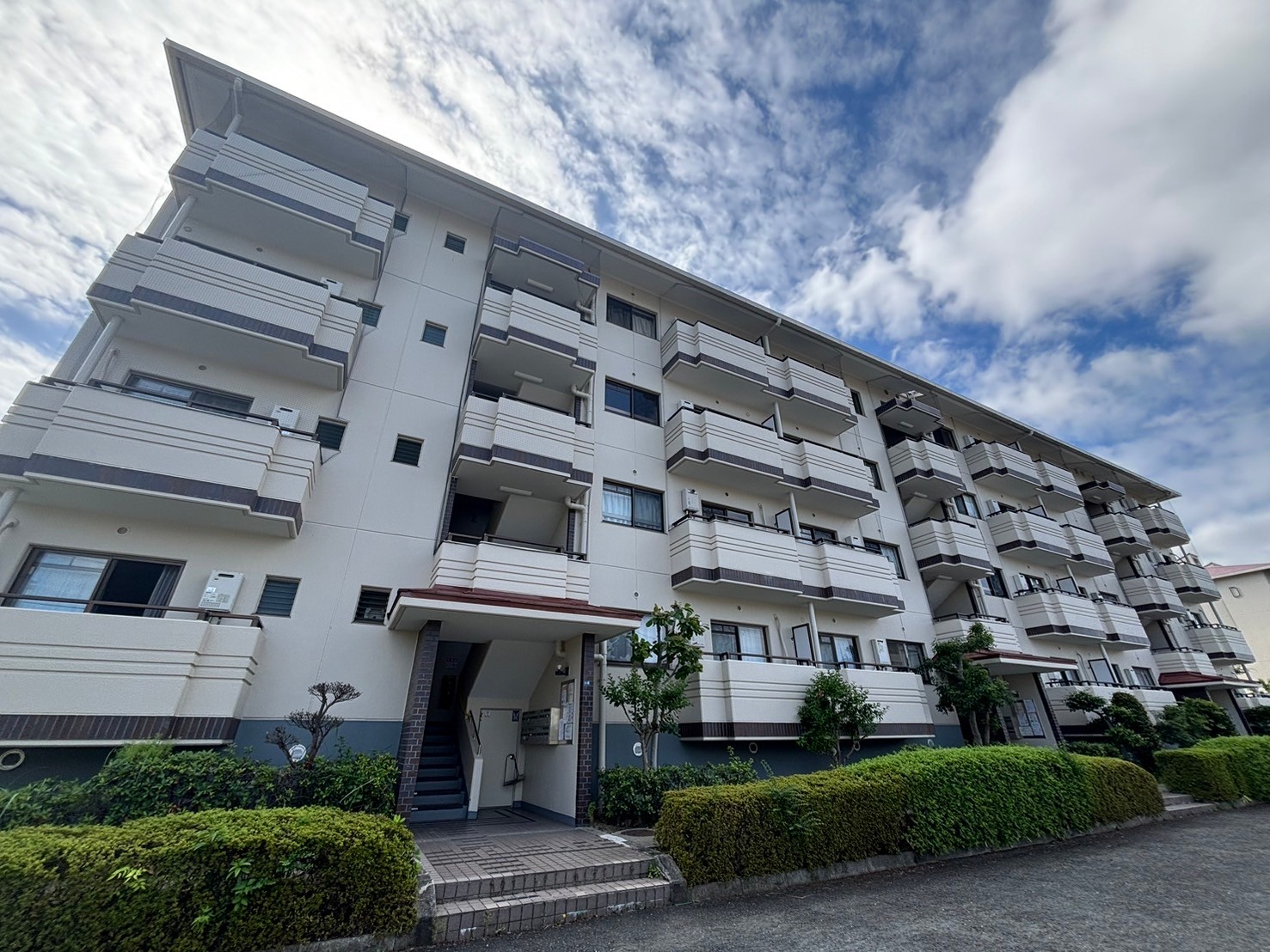 【箕面市小野原東のマンションの建物外観】