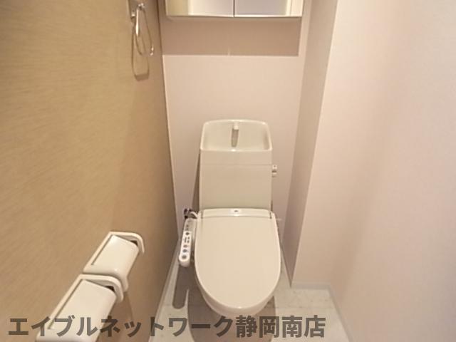 トイレ　落ち着いた色調のトイレです