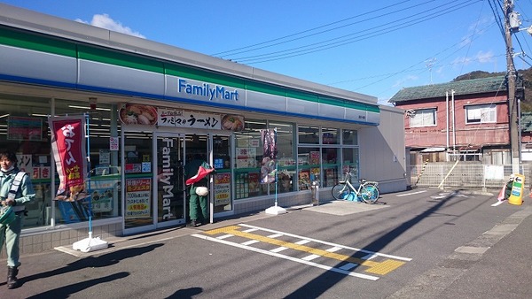 コンビニ　ファミリーマート高知十津店（コンビニ）まで450m