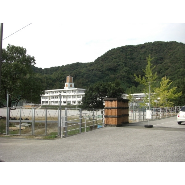 小学校　高知市立十津小学校（小学校）まで876m