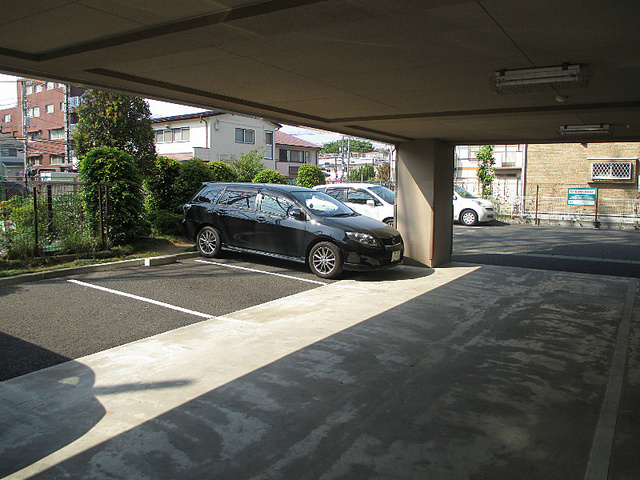 【アンクラージュの駐車場】