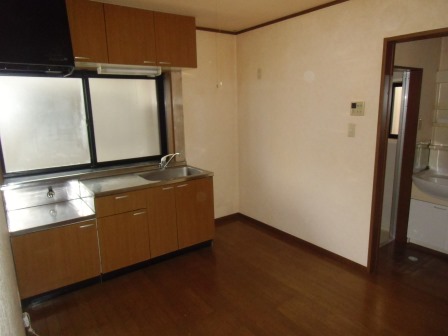 キッチン　上に棚もございます