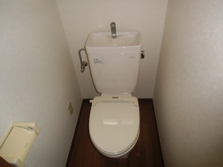 トイレ　小窓とその上に棚板もございます