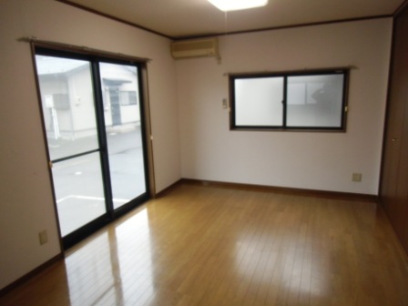 居室・リビング　スライド仕切り戸があるつづき居間