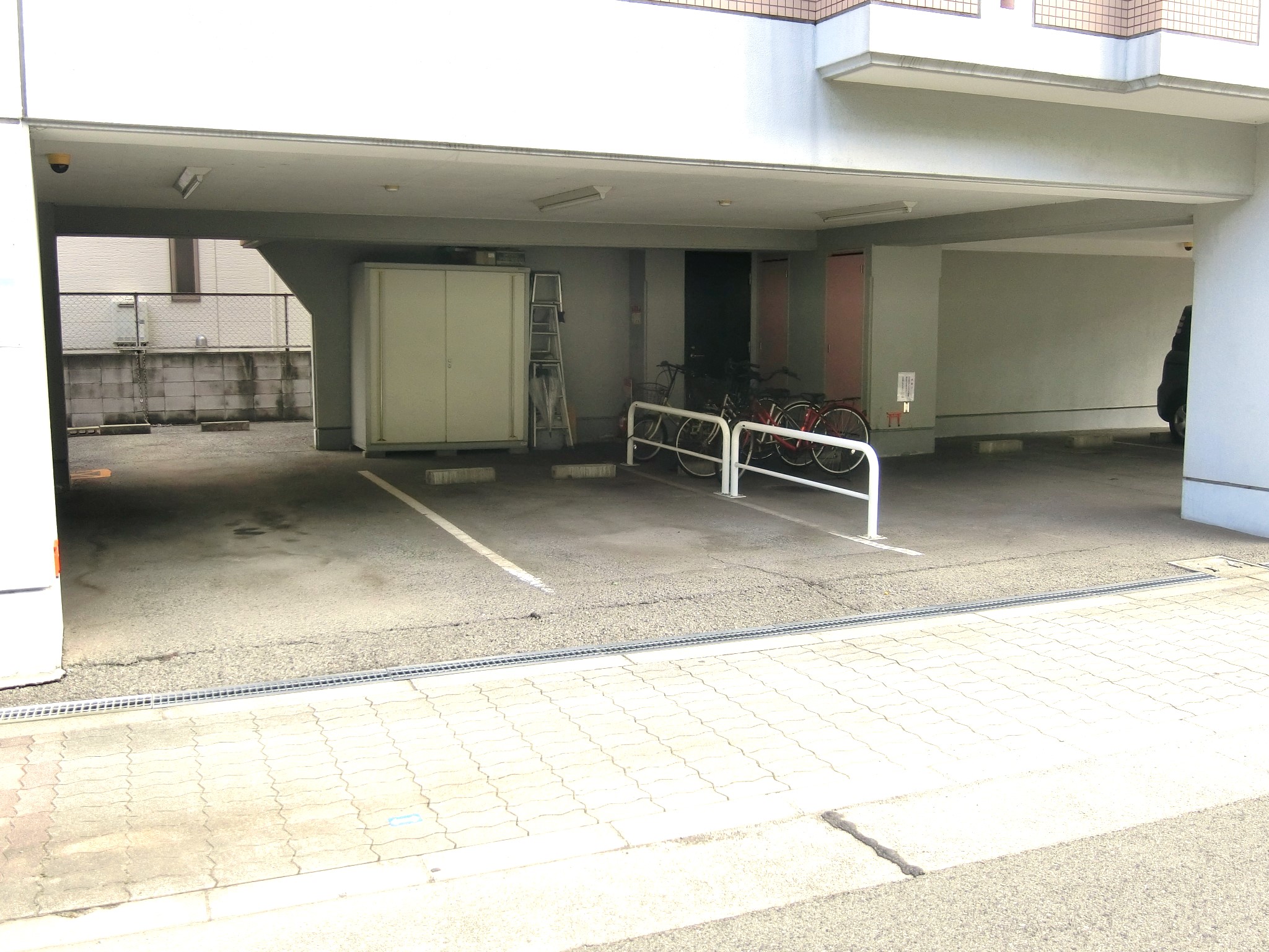 駐車場　屋根付の敷地内駐車場を完備です☆