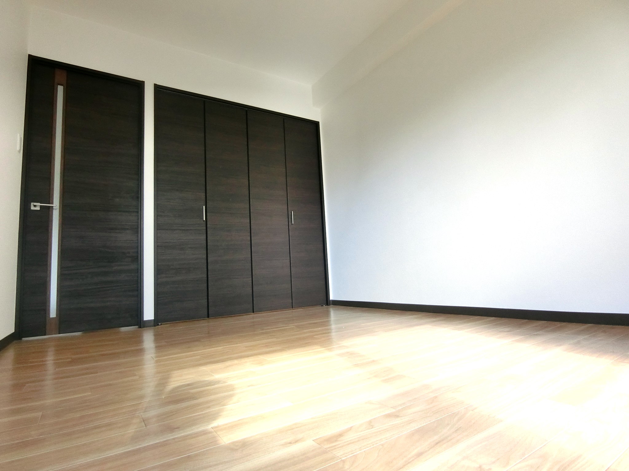 その他部屋・スペース　大型クローゼット完備の明るいベッドルームです☆