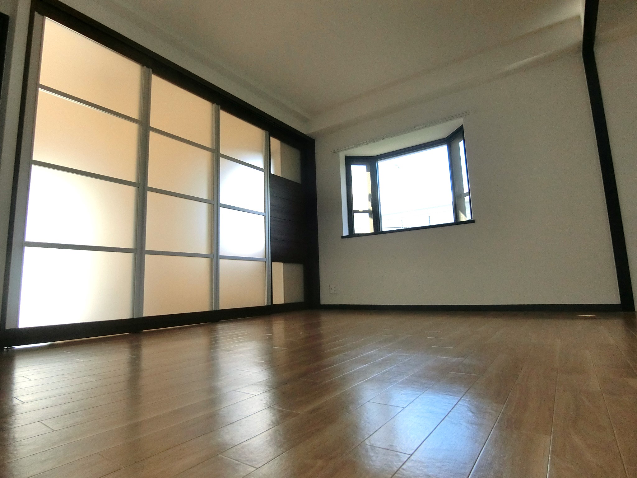 その他　お洒落で明るい出窓付の広々リビングです☆