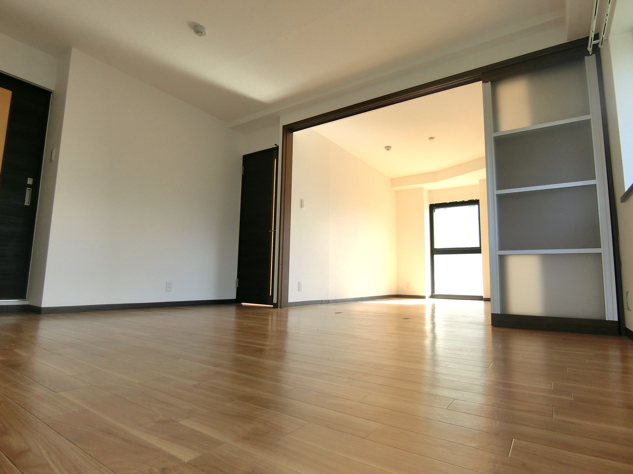 その他設備　お洒落で明るい出窓付の広々リビングです☆