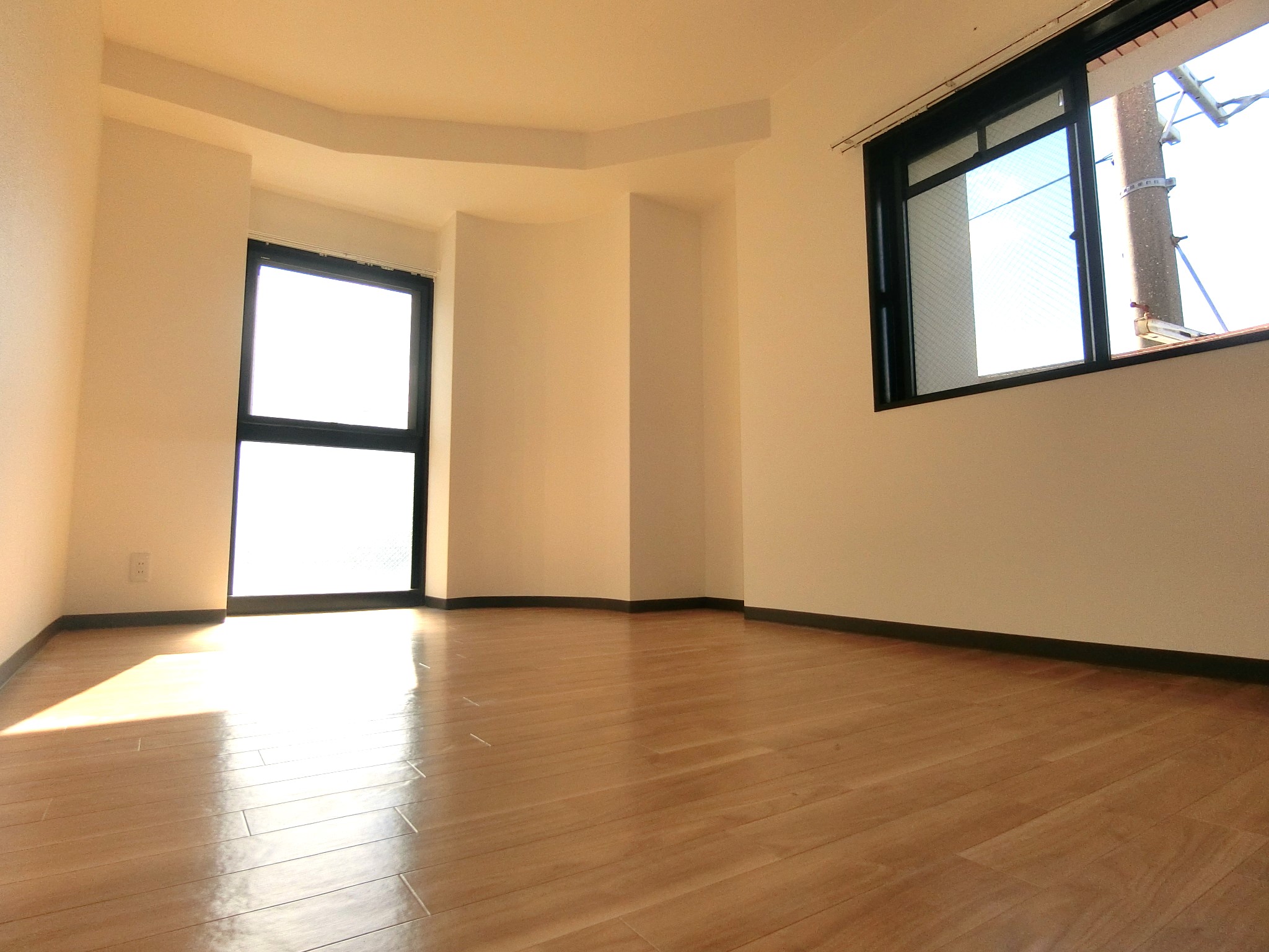 その他共有部分　窓が多いて大変明るいベッドルームです☆