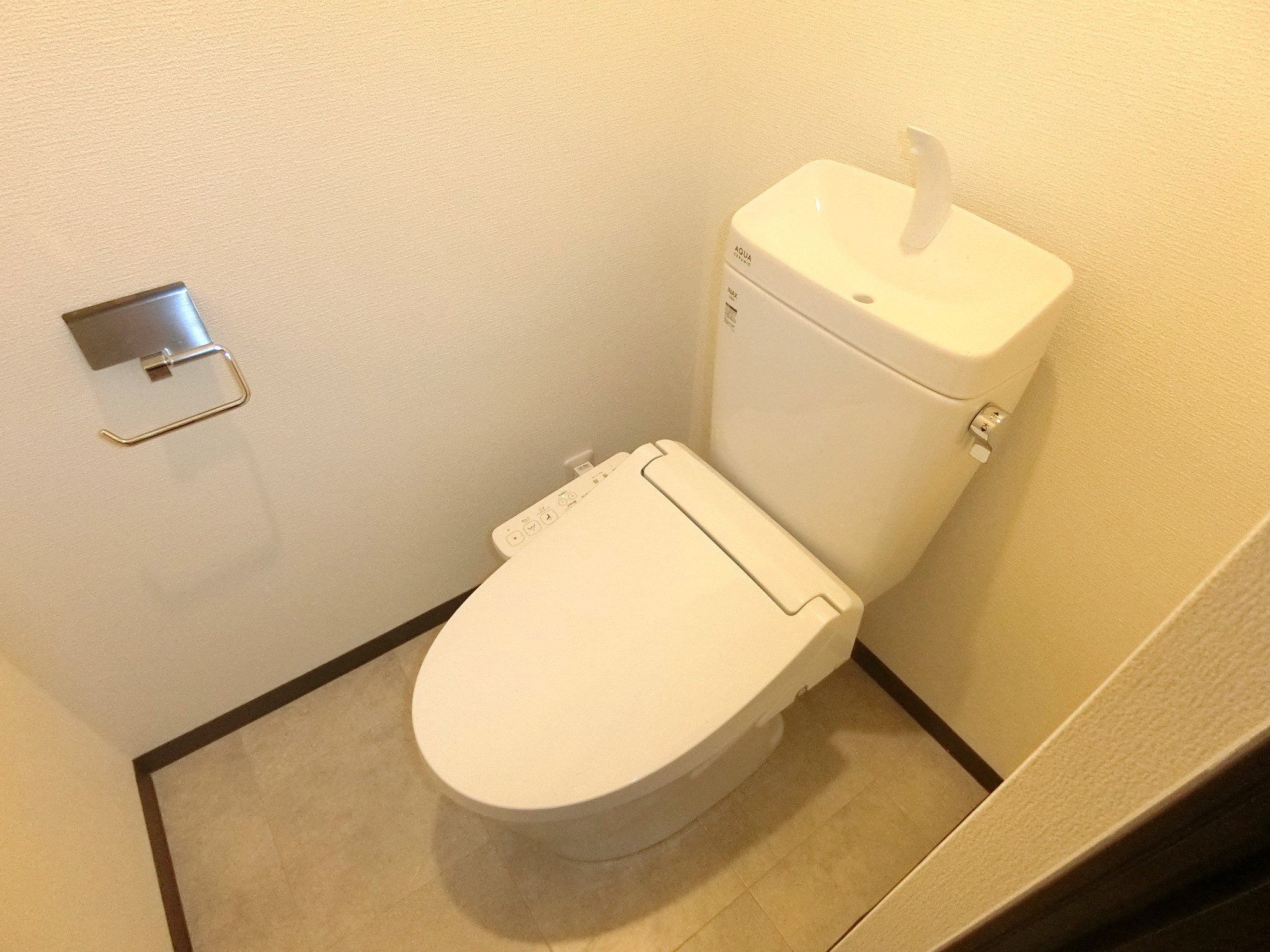 トイレ　温水洗浄機ツトイレです☆