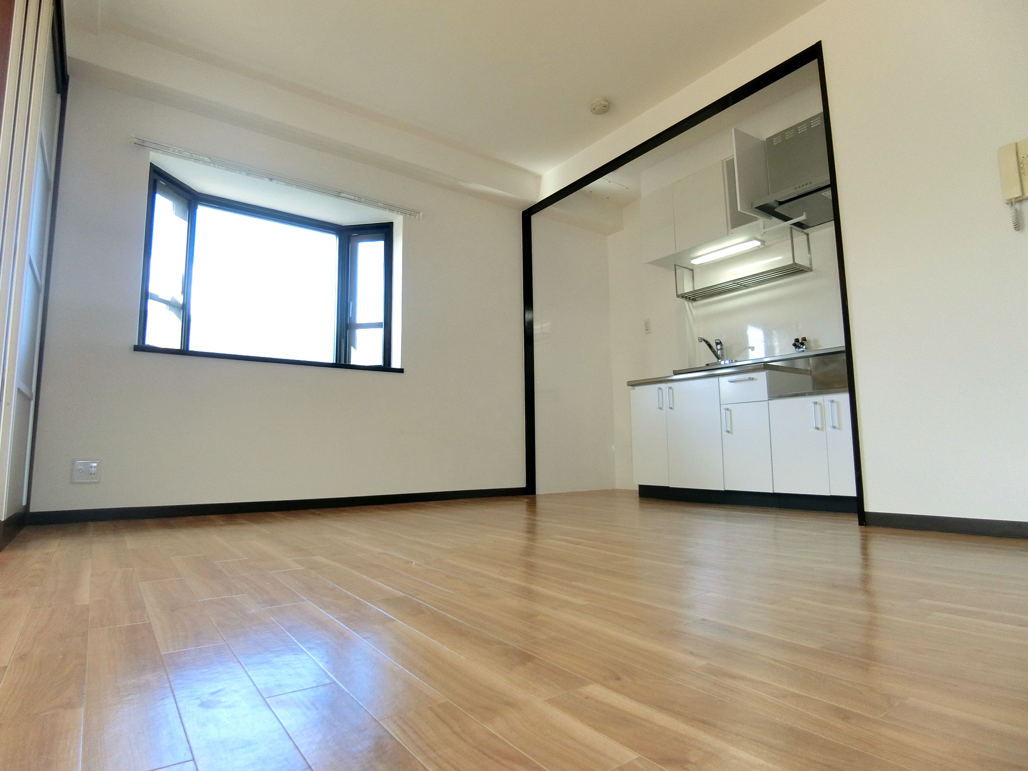 居室・リビング　お洒落で明るい出窓付の広々リビングです☆