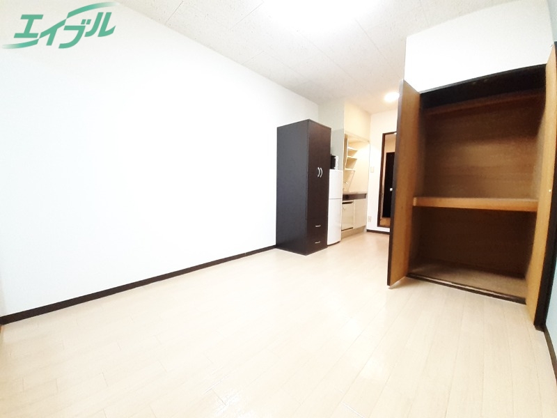 居室・リビング　同物件別部屋です