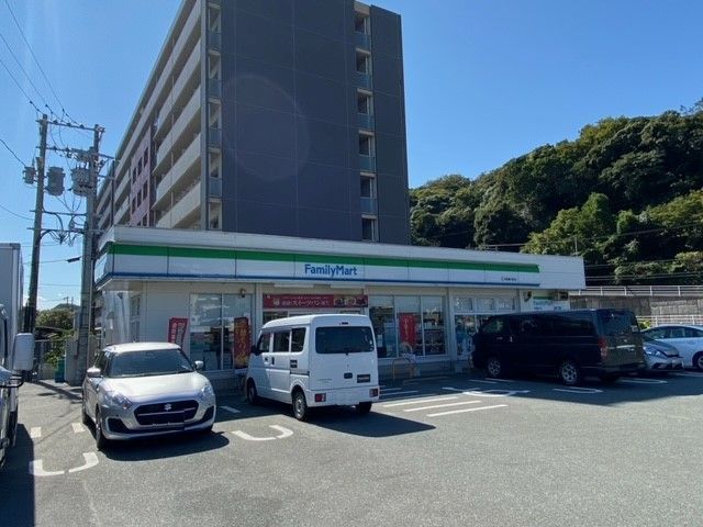 コンビニ　ファミリーマート 折尾堀川町店（コンビニ）まで582m