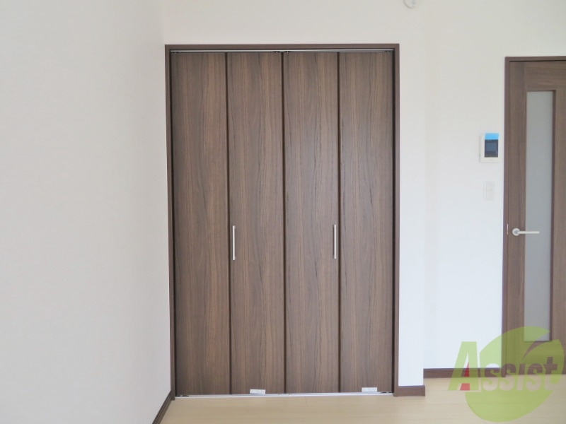 収納　洋室にある収納スペースは十分な広さがあると思います。